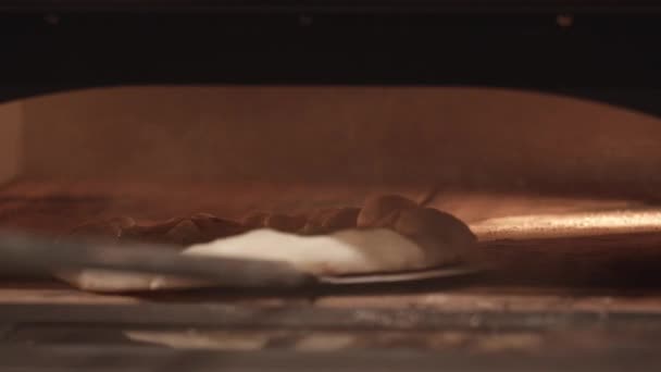 Chef cozinheiro colocando pizza linha para assar no forno — Vídeo de Stock