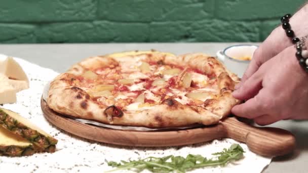 Zbliżenie w górę z mężczyzna ręka biorąc jeden kawałek pyszny pizza — Wideo stockowe