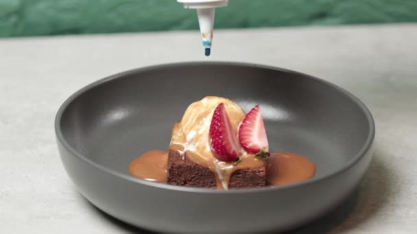 Chef προσθέτοντας γαρνιτούρα και δυόσμο σε brownie με παγωτό — Αρχείο Βίντεο