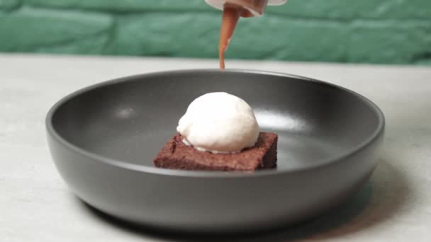 Pedaço de brownie saboroso com sorvete servido na mesa — Vídeo de Stock