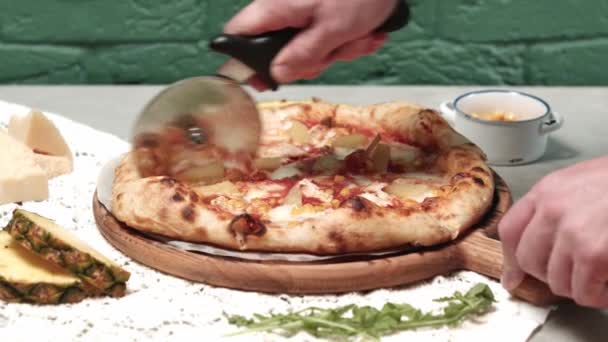 Chef découpe pizza fraîchement cuite avec couteau rond — Video