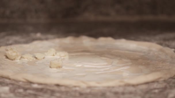 Chef experimentado rocía base de pizza con queso rallado — Vídeos de Stock