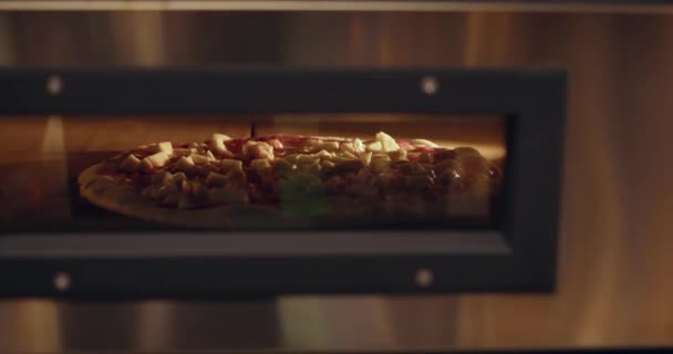 Pizzayola professionnel cuisson base de pizza crue au four — Video