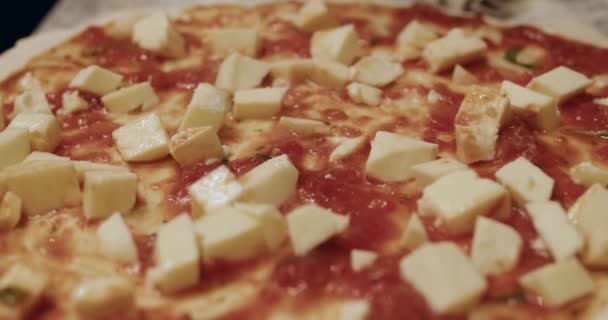 Chef cuisinier ajoutant de l'huile d'olive sur base de pizza — Video