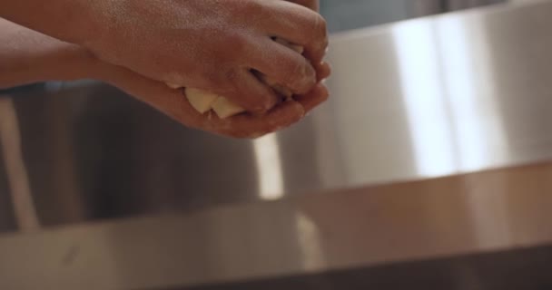 Närbild av manliga händer sprida ost på pizza bas — Stockvideo