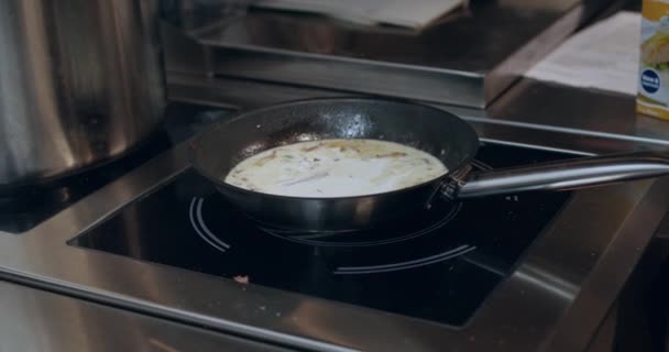 Вкусная итальянская паста со сливочным соусом в сковородке — стоковое видео