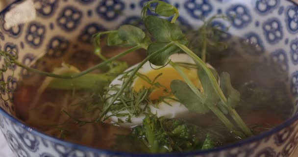Recién cocinado ramen asiático con fideos, cerdo y huevo — Vídeos de Stock