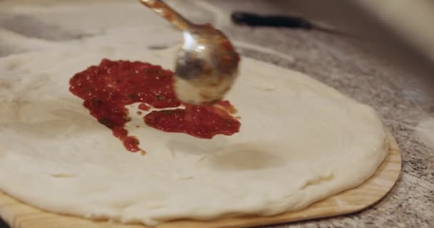 Primer plano de cocinero cocina la difusión de salsa de tomate en la masa — Vídeos de Stock