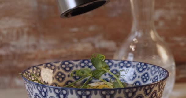 Pimienta recién molida añadiendo ramen fresco y sabroso — Vídeo de stock