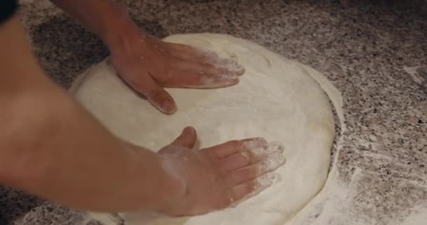 Грамотне тісто для піццоли розкачування рядків для піци — стокове відео