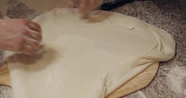 Primer plano de las manos masculinas trabajando con la masa de pizza fila — Vídeos de Stock