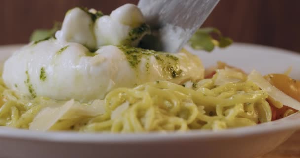Close-up von Messer Schneiden Burrata Käse auf leckere Pasta — Stockvideo