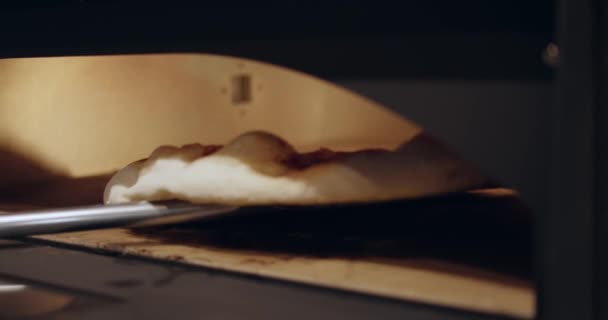 Primer plano de hombre hornear pizza en el horno tradicional — Vídeos de Stock