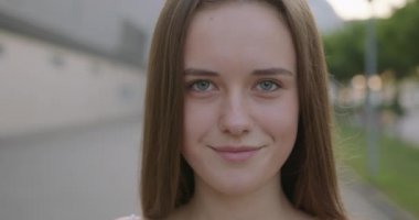 Doğal güzelliği olan genç ve güzel bir bayana yakın durun.