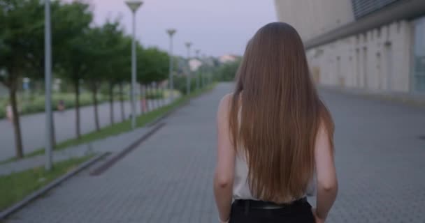 Mooie vrouw met lang natuurlijk haar wandelen buiten — Stockvideo