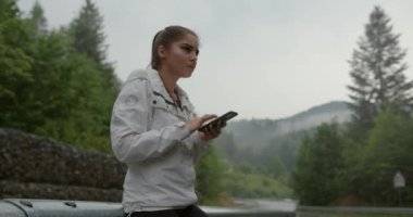 Yürürken akıllı telefondan yönünü kontrol eden kadın