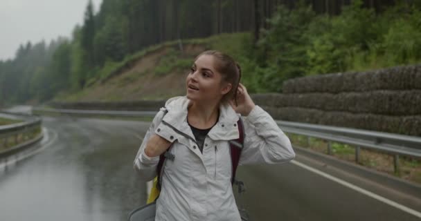 山の中を歩くリュックを持つ幸せな女性 — ストック動画