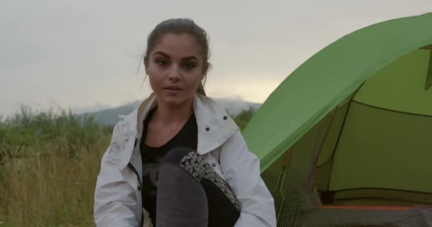 Aangename vrouw poseren buiten in de buurt camping tent — Stockvideo