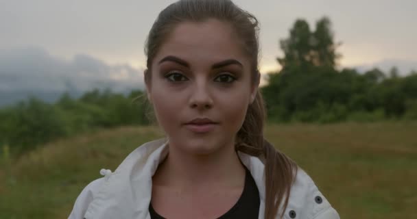 Femme debout à l'extérieur avec la nature de montagne autour — Video