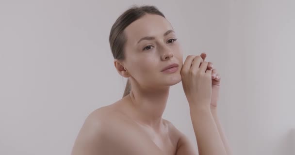 Mujer sensual con piel sana posando en estudio — Vídeo de stock
