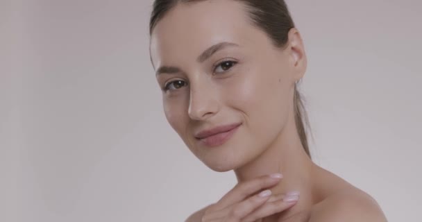 Portrait of beautiful woman with clear skin in studio — Stock Video