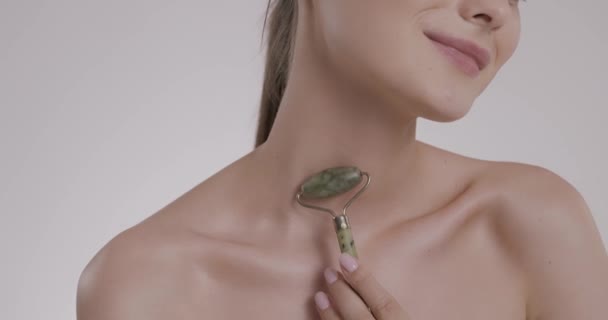 Impresionante mujer masajeando cuello con rodillo de jade — Vídeo de stock