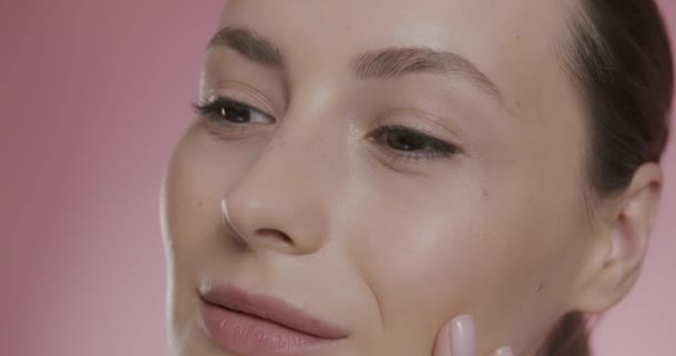 Красивая модель прикосновения пальцами здоровое и блестящее лицо — стоковое видео
