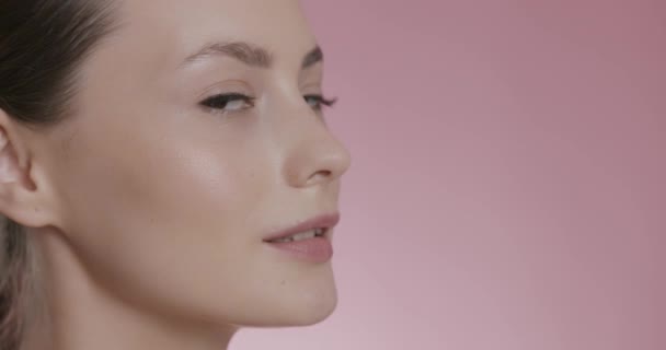 Jonge vrouw met gezonde huid poseren in studio — Stockvideo