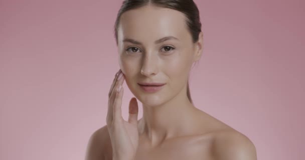 Portret van een vrouw met blote schouders en een perfecte schone huid — Stockvideo