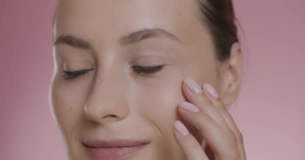 Primer plano de la mujer impresionante con la cara fresca y suave — Vídeos de Stock