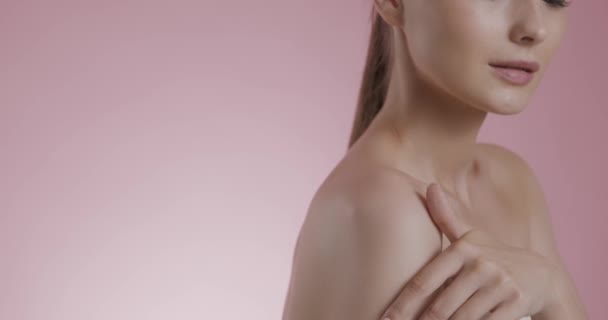 Vrouw die een gladde en gezonde huid op blote schouders aanraakt — Stockvideo