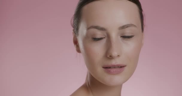 Портрет женщины с идеальной кожей позирует в студии — стоковое видео