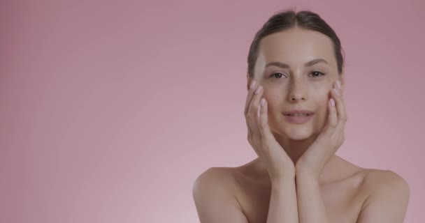 Портрет жінки, що робить масаж пальцями під очима — стокове відео