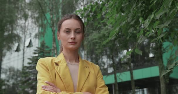 Mulher confiante em roupas formais posando perto do centro de escritório — Vídeo de Stock