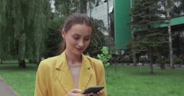 Sukces kobiety biznesu za pomocą telefonu komórkowego na ulicy — Wideo stockowe