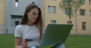 Çevrimiçi alışveriş için dizüstü bilgisayar ve kredi kartı kullanan kadın 