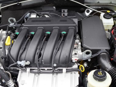 Araba açık kukuleta ile.