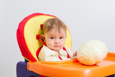 bebek sandalyesi oturur