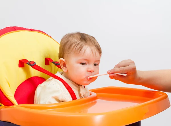 Junge isst zu Hause mit Löffel — Stockfoto