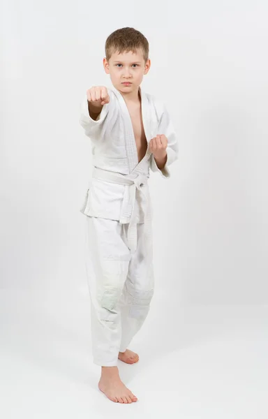 흰 기모노를 입고 싸우고 있는 카라 테 소년 — 스톡 사진