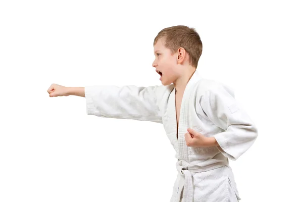 Хлопчик карате в білому кімоно бореться — стокове фото