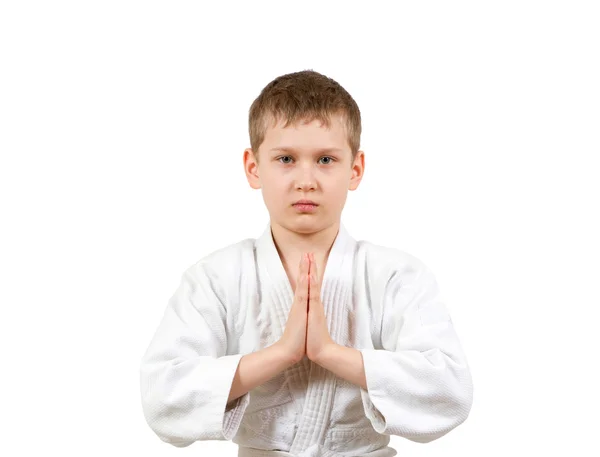 Beyaz kimonolu karateci çocuk dövüşüyor. — Stok fotoğraf