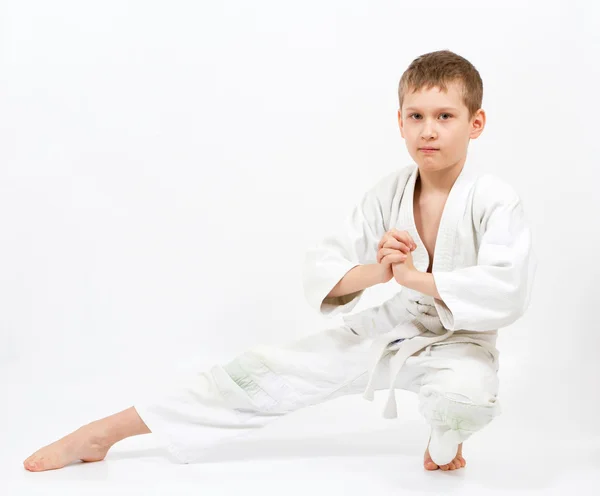 Karate fiú fehér kimonóban harcol — Stock Fotó