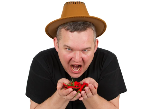 Junger dicker Mann mit Chili in den Händen. — Stockfoto