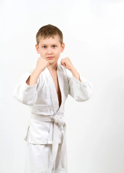 Karate pojke i vit kimono slåss — Stockfoto