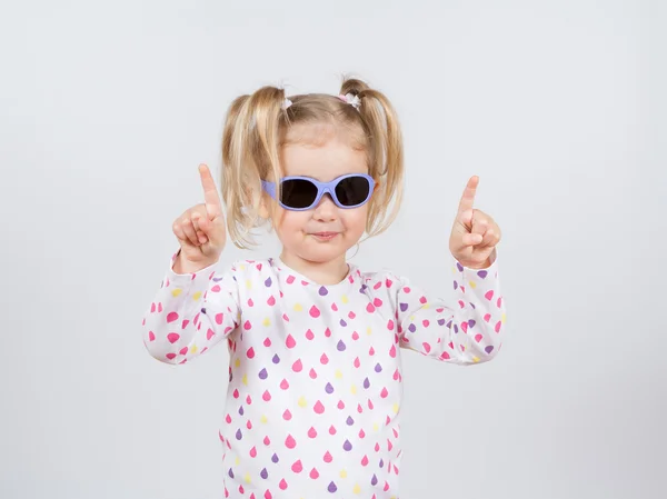 Pequeña chica de moda en gafas de sol —  Fotos de Stock