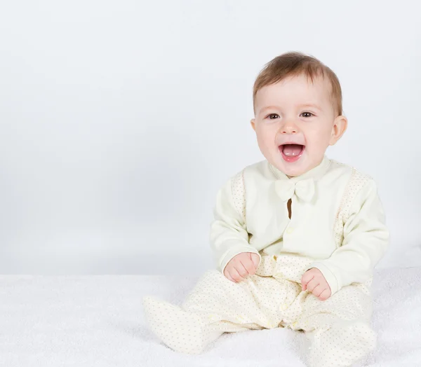 Pequeño bebé divertido chico en traje sentado . — Foto de Stock