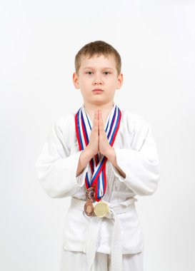 Beyaz kimono ile mücadele madalya karate çocuk