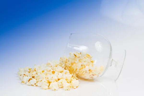 Velké sklo popcornu — Stock fotografie