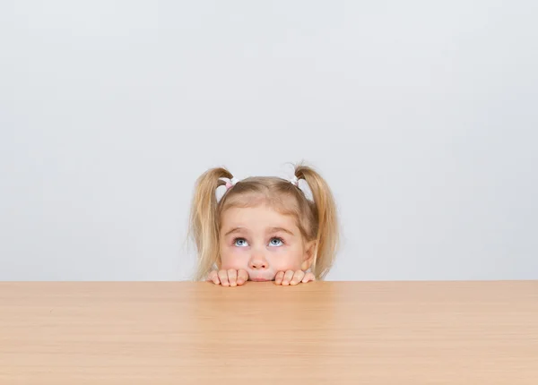 Niña con ropa casual mirando hacia arriba y pensando —  Fotos de Stock